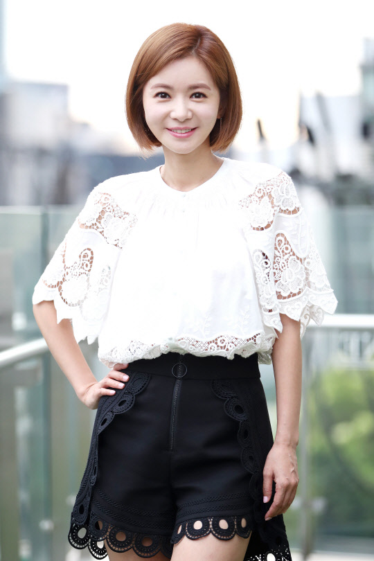 배우 장서희가 지난 9일 서울 강남구 청담동에서 연합뉴스와 인터뷰에 앞서 포즈를 취하고 있다.